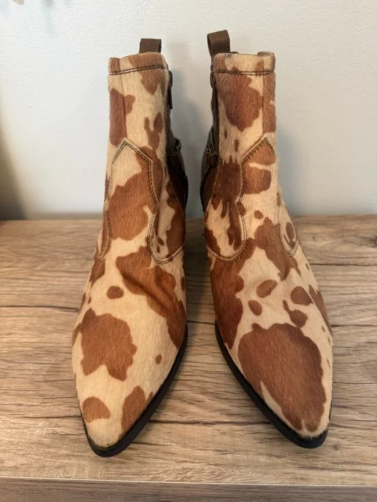 Comfort EST. 1946 Ankle Boots Brown Faux Cow
Hide Med Heel Size 9 - Picture 2 of 12